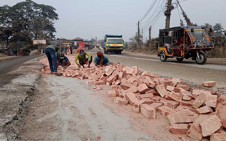 যশোর-খুলনা মহাসড়কে সমুদ্রের ঢেউ ঢাকতে ইটের সোলিং